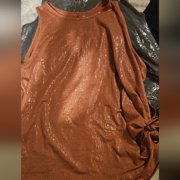 6 Tank Tops - Picture 3 of 6